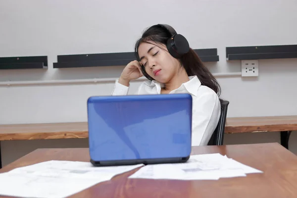 Ontspannen Jonge Aziatische Zakelijke Vrouw Luisteren Muziek Met Ogen Gesloten — Stockfoto