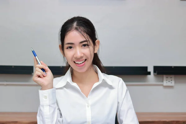 Успешная Молодая Азиатская Деловая Женщина Ручкой Имеющая Идею Рабочем Месте — стоковое фото