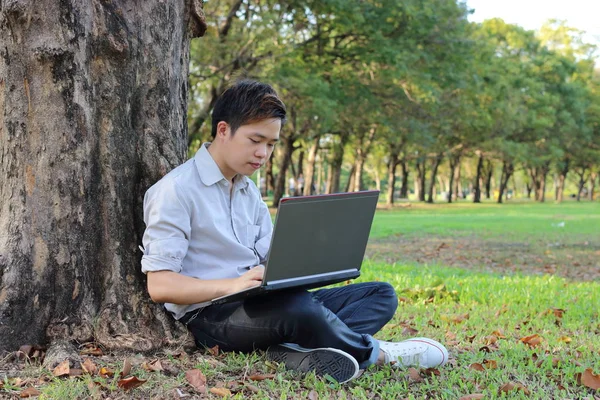 Pemuda Santai Menggunakan Laptop Taman Luar Ruangan Konsep Relaks Dan — Stok Foto