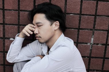 Endişeli genç Asya iş adamı şiddetli depresyon vurguladı. Düşünceli kavramı