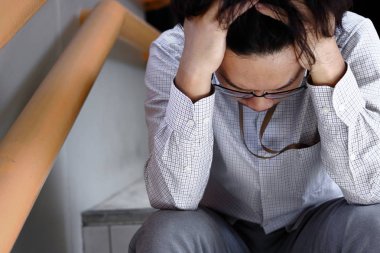 Şiddetli depresyon depresif genç Asya iş adamı yukarı kapatın.