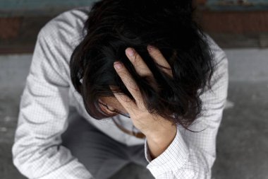 Seçici odak yorgun stresli Asya adam depresyon ellerinde