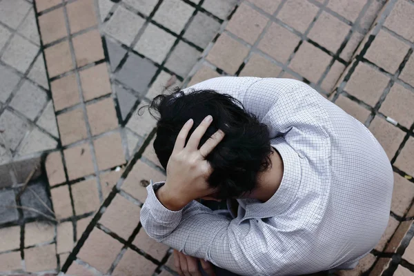 Sıkıntılı Asyalı iş adamının kuş bakışı bakışı bakış açısı.