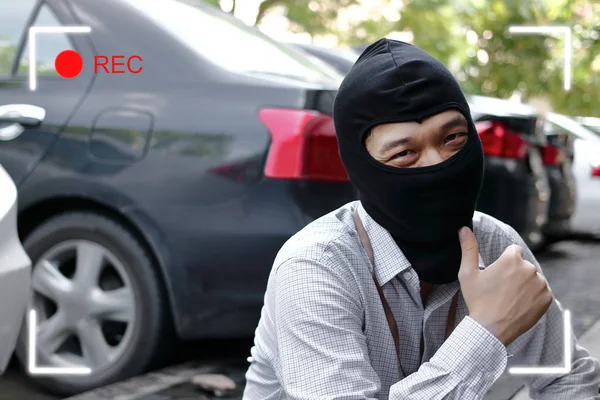 Ladrão Mascarado Balaclava Preta Tentando Invadir Carro Com Exibição Visor — Fotografia de Stock