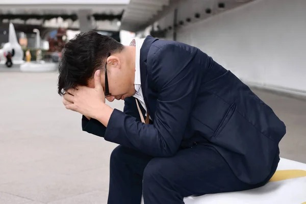 疲惫的压力年轻的亚洲商人遭受严重的麻烦 — 图库照片