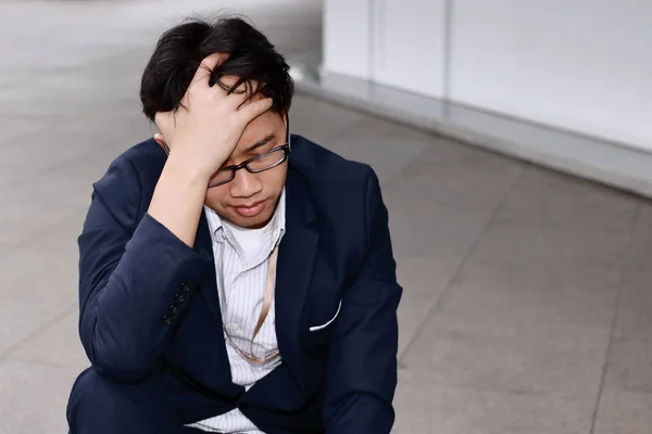 Yorgun Genç Asya Adam Ciddi Sorun Acı Vurguladı — Stok fotoğraf