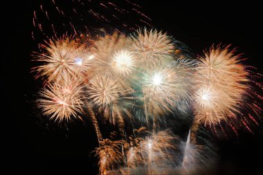 Gece gökyüzü arka plan üzerinde şenlikli renkli havai fişek. Kutlama tatil