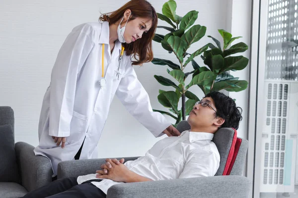 Jovem Asiática Médica Tocando Ombro Paciente Para Encorajamento Empatia — Fotografia de Stock