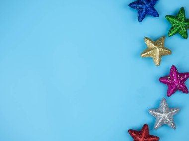 Noel süsleme ve dekorasyon mavi zemin üzerine üstten görünüm.