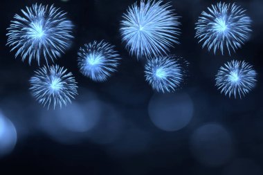 Mavi havai fişek ve bulanık bokeh kopya alanı Noel ve yeni yıl ile ışık. Arka plan tatil kavramı.
