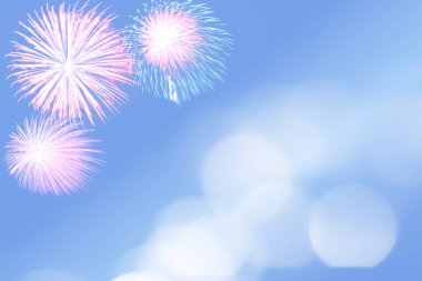 Mavi havai fişek ve bulanık bokeh kopya alanı Noel ve yeni yıl ile ışık. Arka plan tatil kavramı.