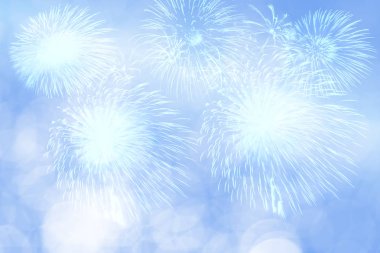 Mavi havai fişek ve bulanık bokeh kopya alanı Noel ve yeni yıl ile ışık. Arka plan tatil kavramı.