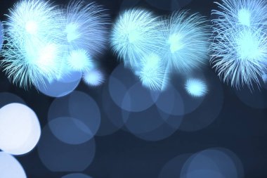 Mavi havai fişek ve bulanık bokeh kopya alanı Noel ve yeni yıl ile ışık. Arka plan tatil kavramı.