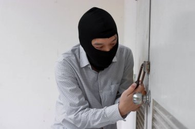 Siyah yün evin içine sızmak isteyen maskeli hırsız