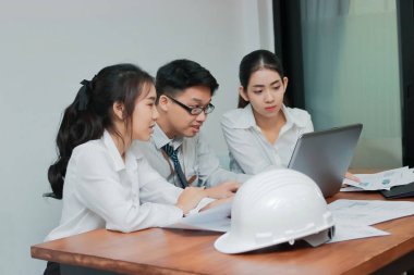 Genç Asyalı insanlar laptop ile modern Office birlikte çalışma. Takım çalışması iş kavramı.