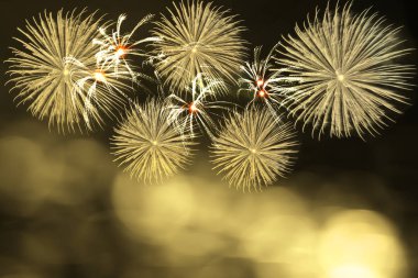 Altın havai fişek ve bulanık bokeh kopya alanı Noel ve yeni yıl ile ışık. Arka plan tatil kavramı.