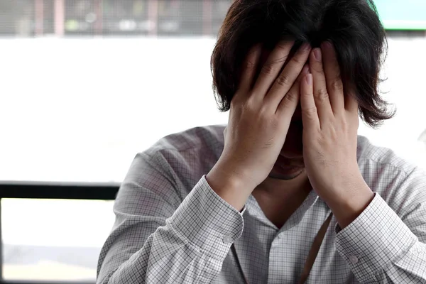 Nahaufnahme Frustrierter Asiatischer Geschäftsmann Depression Mit Den Händen Auf Der — Stockfoto