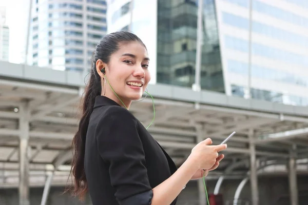 Расслабленная Молодая Азиатка Слушает Музыку Мобильного Смартфона Современном Городе — стоковое фото