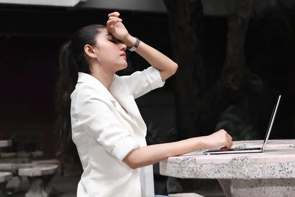 Przygnębiony Podkreślił Młodych Azjatycki Biznes Kobieta Laptopa Cierpiących Problemy — Zdjęcie stockowe