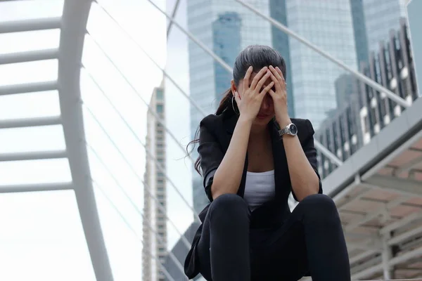 Depressiv Gestresste Junge Asiatische Geschäftsfrau Mit Den Händen Auf Dem — Stockfoto