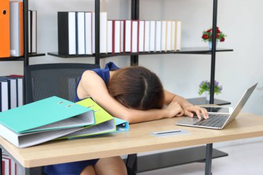 Yorgun overworked genç Asya iş kadın bend office işyerinde üzerinde baş aşağı.