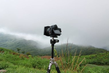 Digital fotoğraf makinesi ile güzel dağ arka plan bakış fotoğraf.