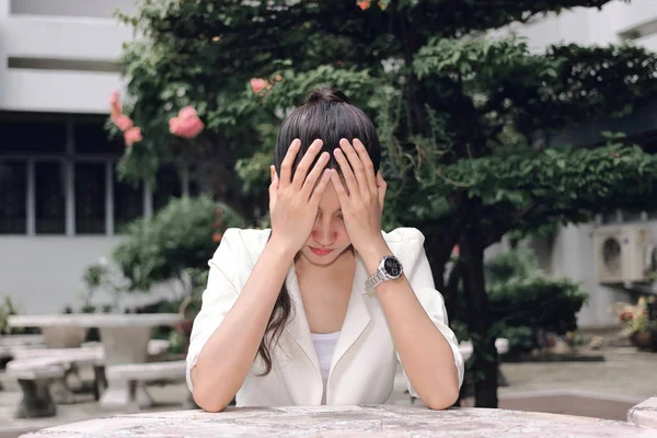 イライラ ストレス トラブルに苦しんでの顔に手で若いアジア ビジネス女性 — ストック写真