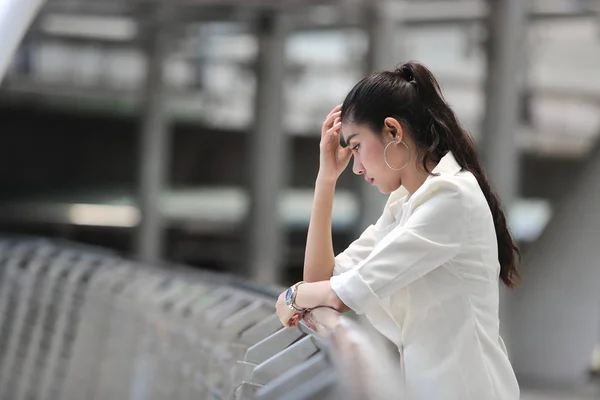 Deprimido Estressado Jovem Mulher Negócios Asiática Com Mãos Rosto Sofrendo — Fotografia de Stock