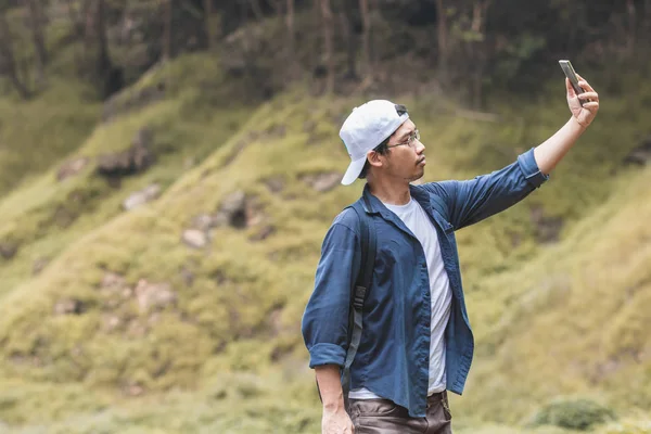 Joven Viajero Asiático Hombre Tomando Fotos Selfie Aire Libre Paisaje — Foto de Stock