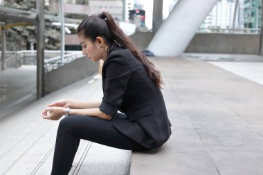 Depresyondaki genç Asyalı iş kadını endişesi