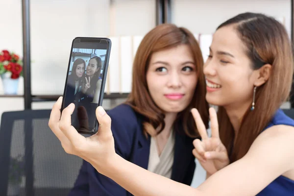 Весёлые Молодые Азиатские Деловые Женщины Фотографируют Делают Селфи Вместе Офисе — стоковое фото