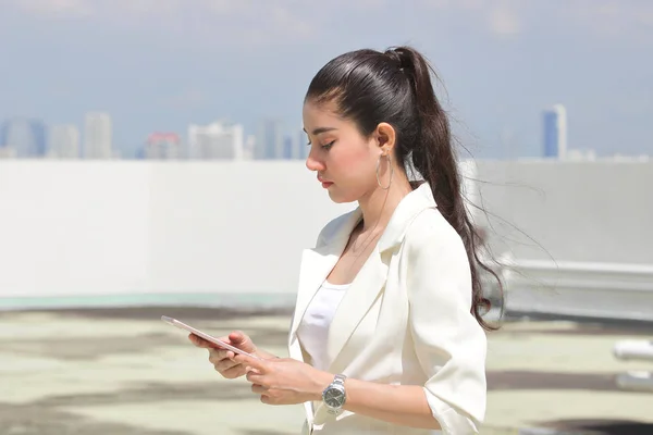 Ganska Ung Asiatisk Kvinna Med Smart Mobiltelefon Med Modern Skyskrapa — Stockfoto
