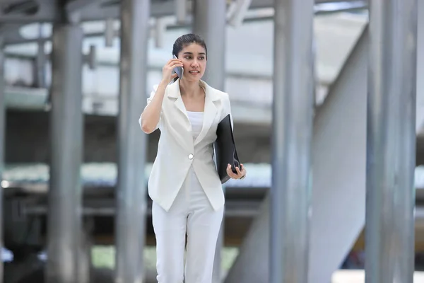 Attraktiv Ung Asiatisk Business Kvinna Prata Telefon Promenader Till Kontor — Stockfoto