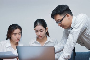 Takım çalışması ve beyin fırtınası kavramı. Asya iş insanların laptop ile birlikte modern ofis çalışma grubu.