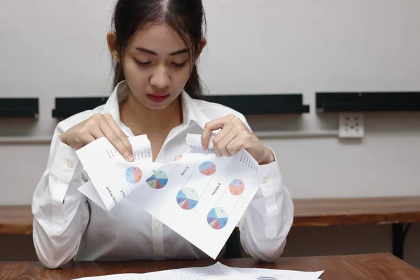 Уставшая Молодая Азиатская Деловая Женщина Разрывает Карты Бумажную Работу — стоковое фото