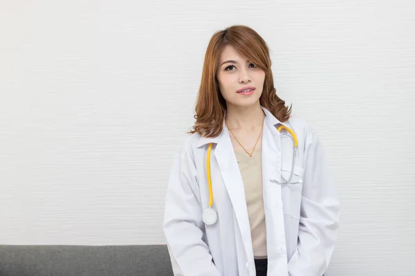 Προσωπογραφία της ιατρικής νεαρής Ασιάτισσας γιατρού στέκεται στο χώρο εργασίας του γραφείου του νοσοκομείου. — Φωτογραφία Αρχείου