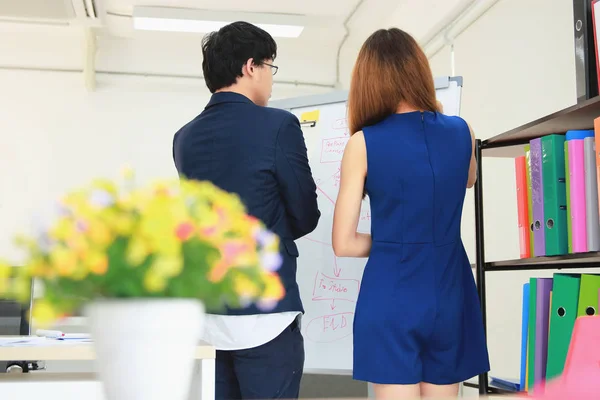 Взгляд молодых азиатских бизнесменов, работающих вместе в офисе . — стоковое фото