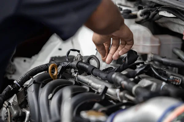 Mains de mécanicien automobile réparer moteur de voiture dans le garage. Voiture d'entretien. — Photo