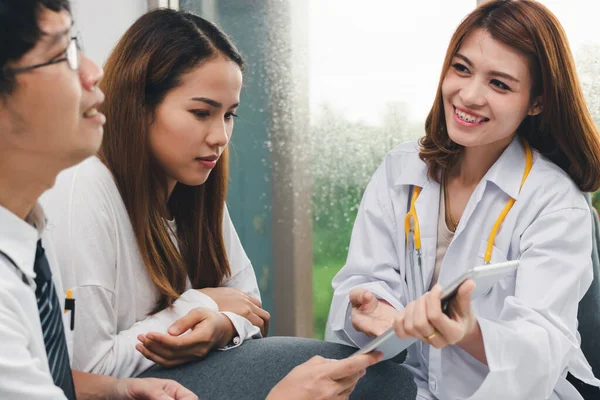 Jeune Asiatique Homme Médecin Consultant Patient Dans Bureau Hôpital Soins — Photo