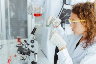 Modern laboratuvarda deneyler yapan bir bilim adamı. Bilim ve tıp konsepti