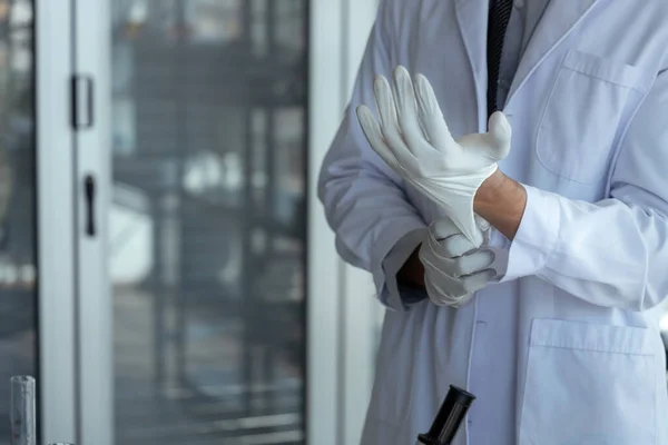 Scienziato Che Indossa Guanto Medico Nel Moderno Laboratorio Biologico — Foto Stock