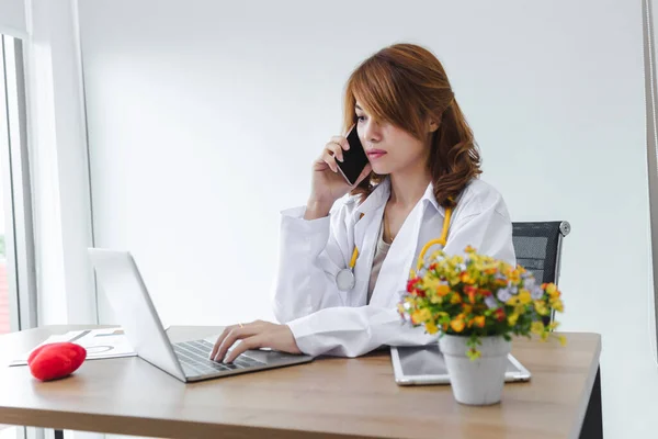 Medicina Giovane Asiatica Medico Femminile Con Computer Portatile Che Lavora — Foto Stock