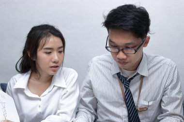 Takım çalışması konsepti. Modern ofiste dizüstü bilgisayarla çalışan bir grup Asyalı. Seçici odak ve alanın sığ derinliği.