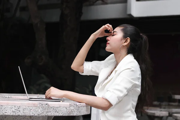 Депрессивная Молодая Азиатская Деловая Женщина Покрывающая Лицо Руками Страдающими Неприятностей — стоковое фото