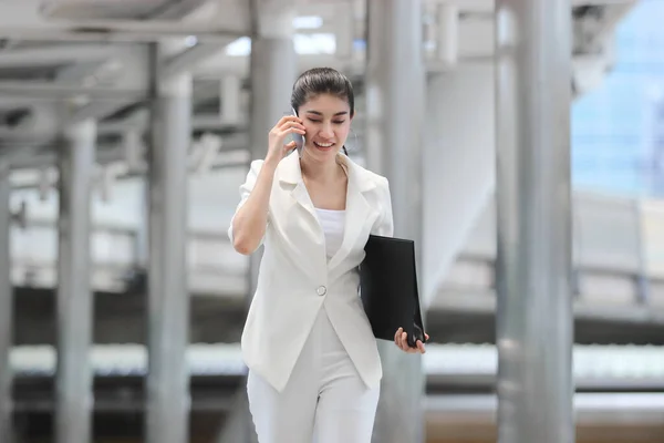 Självsäker Ung Asiatisk Affärskvinna Talar Telefon Promenader Till Kontoret — Stockfoto