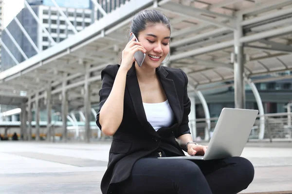 Привлекательная Молодая Азиатская Деловая Женщина Работающая Ноутбуком Мобильным Смартфоном Вне — стоковое фото