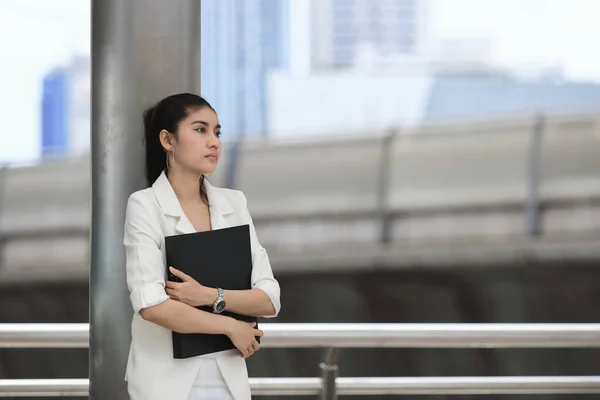 Stressad Ung Asiatisk Affärskvinna Med Dokumentmapp Stående Utanför Kontoret — Stockfoto
