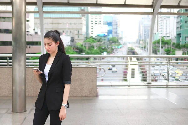 Attraktiv Ung Asiatisk Kvinna Som Håller Mobiltelefon Gatan Staden Begreppet — Stockfoto