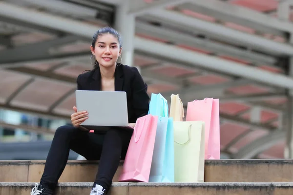 Aantrekkelijke Schoonheid Jonge Aziatische Vrouw Met Laptop Kleurrijke Boodschappentassen Buiten — Stockfoto