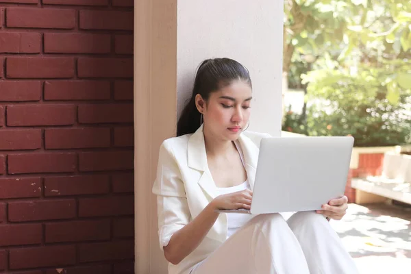 Уверенная Молодая Азиатская Деловая Женщина Использующая Ноутбук Работы Вне Офиса — стоковое фото